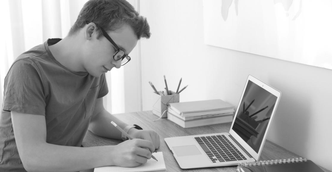 Internationale Studierende beim Lernen von Finanzgrundlagen